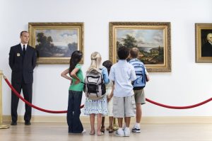 Fig. 1. Crianças visitando um museu, em atitude contemplativa.