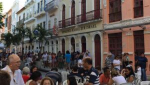 Figura 2. Festa Judaica em Recife em frente a Sinagoga Kahal Zur Israel. Fonte: https://www.diariodepernambuco.com.br/noticia/vidaurbana/2017/10/festival-de-cultura-judaica-do-recife-e-ampliado.html