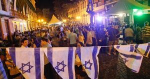 Figura 3. Festa Judaica em Recife em frente a Sinagoga Kahal Zur Israel. Fonte: https://jc.ne10.uol.com.br/canal/cidades/noticia/2018/12/02/festival-da-cultura-judaica-movimenta-o-bairro-do-recife-364039.php