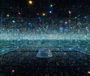 Figura 3: Infinity Mirror Rooms. Disponível em: https://www.singulart.com/it/blog/2024/01/14/infinity-mirror-room-di-yayoi-kusama/ Acesso em: 18/11/2024